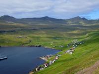 Tiefblick auf Hov mit Bergkette dahinter_Insel Suðuroy
